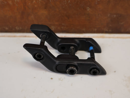 Vorbau von Trek, TREK SLASH 2024 MULLET LOWER SHOCK MOUNT BRACKETS / HAN 5317349 vor USEDBIKES-OB.DE Hintergrund
