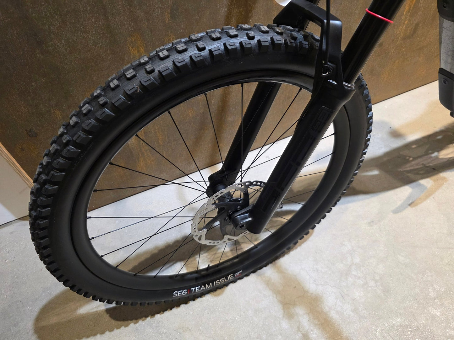 Mountainbike von Trek, TREK SLASH 9.8 XT GEN 6 / ARGENT DIZZLE / M vor USEDBIKES - OB.DE Hintergrund