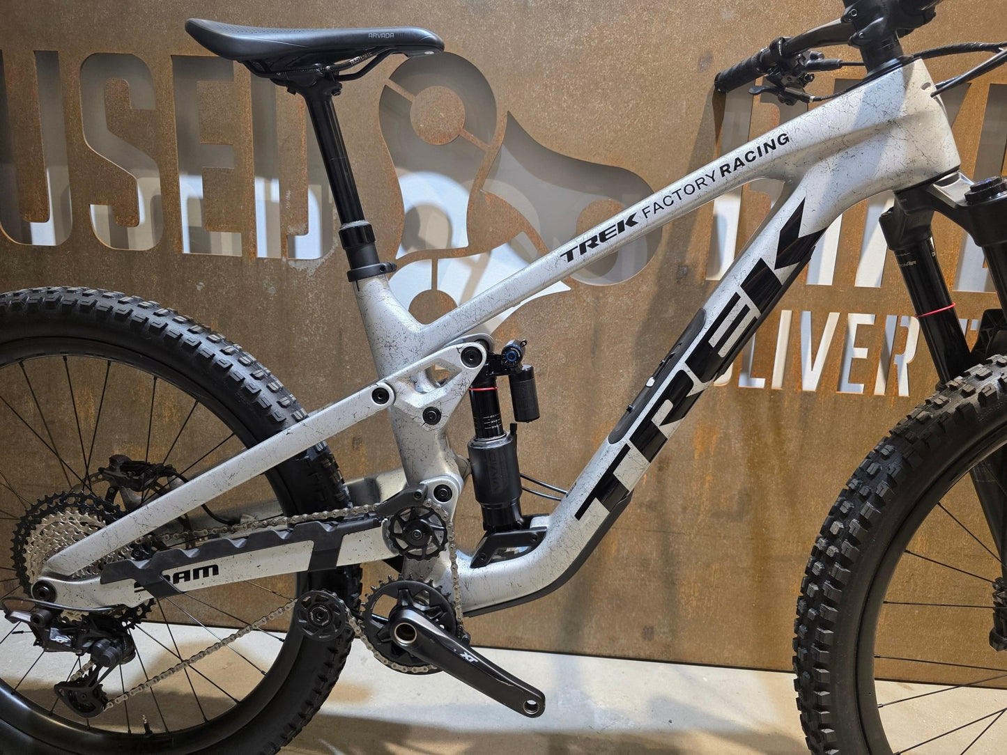 Mountainbike von Trek, TREK SLASH 9.8 XT GEN 6 / ARGENT DIZZLE / M vor USEDBIKES - OB.DE Hintergrund