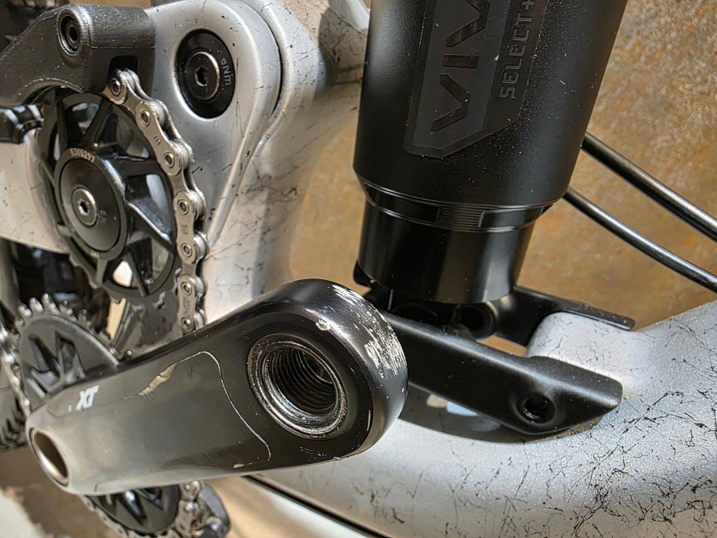 Mountainbike von Trek, TREK SLASH 9.8 XT GEN 6 / ARGENT DIZZLE / M vor USEDBIKES - OB.DE Hintergrund