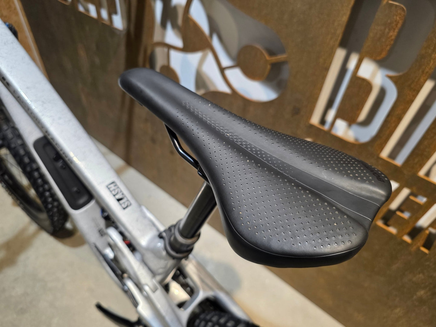 Mountainbike von Trek, TREK SLASH 9.8 XT GEN 6 / ARGENT DIZZLE / M vor USEDBIKES - OB.DE Hintergrund