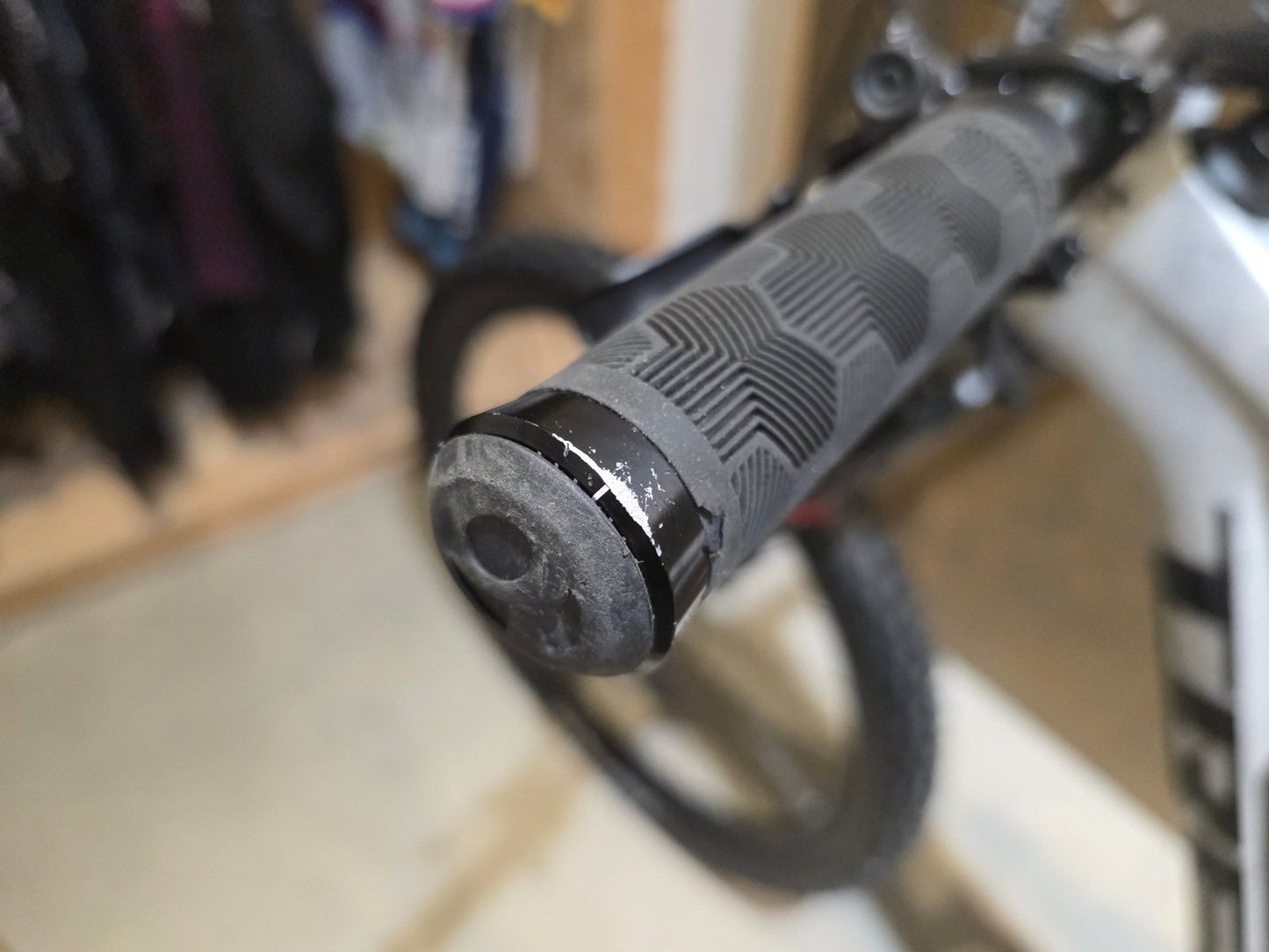 Mountainbike von Trek, TREK SLASH 9.8 XT GEN 6 / ARGENT DIZZLE / M vor USEDBIKES - OB.DE Hintergrund
