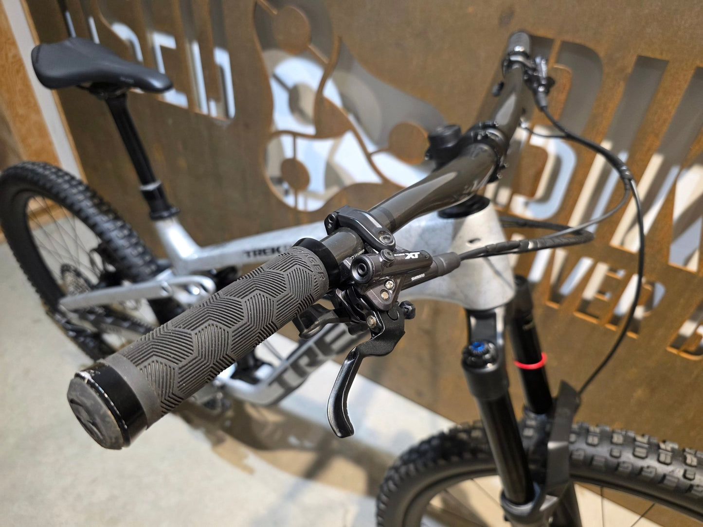 Mountainbike von Trek, TREK SLASH 9.8 XT GEN 6 / ARGENT DIZZLE / M vor USEDBIKES - OB.DE Hintergrund