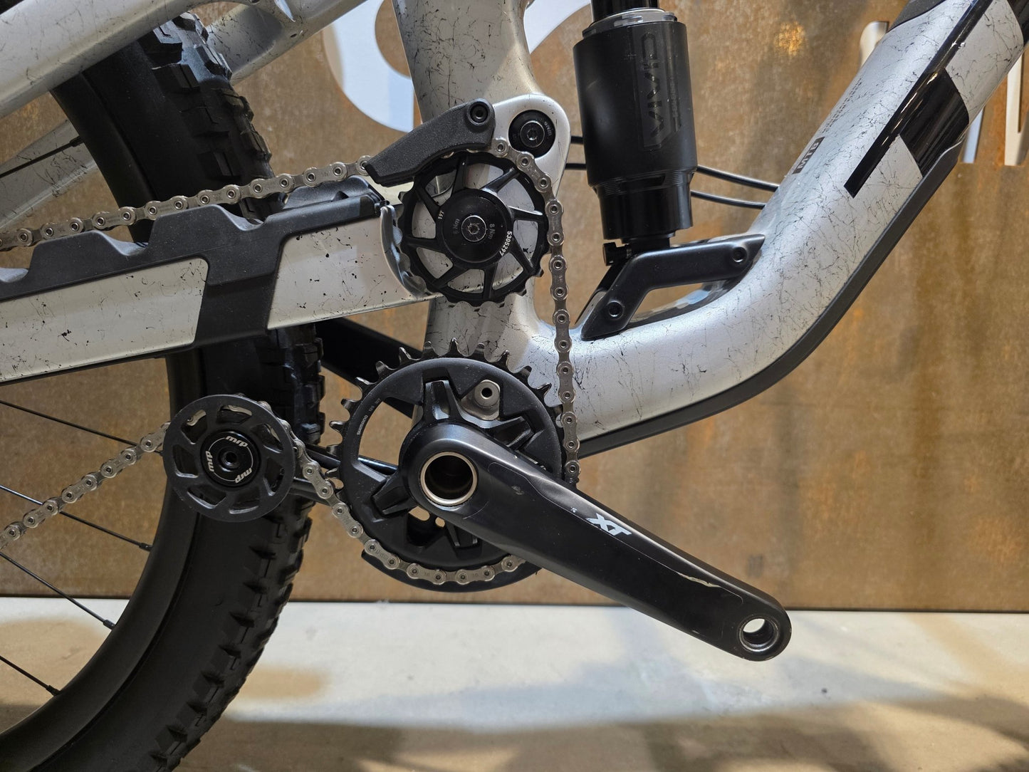 Mountainbike von Trek, TREK SLASH 9.8 XT GEN 6 / ARGENT DIZZLE / M vor USEDBIKES - OB.DE Hintergrund