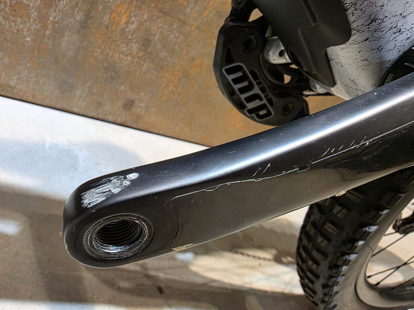 Mountainbike von Trek, TREK SLASH 9.8 XT GEN 6 / ARGENT DIZZLE / M vor USEDBIKES - OB.DE Hintergrund
