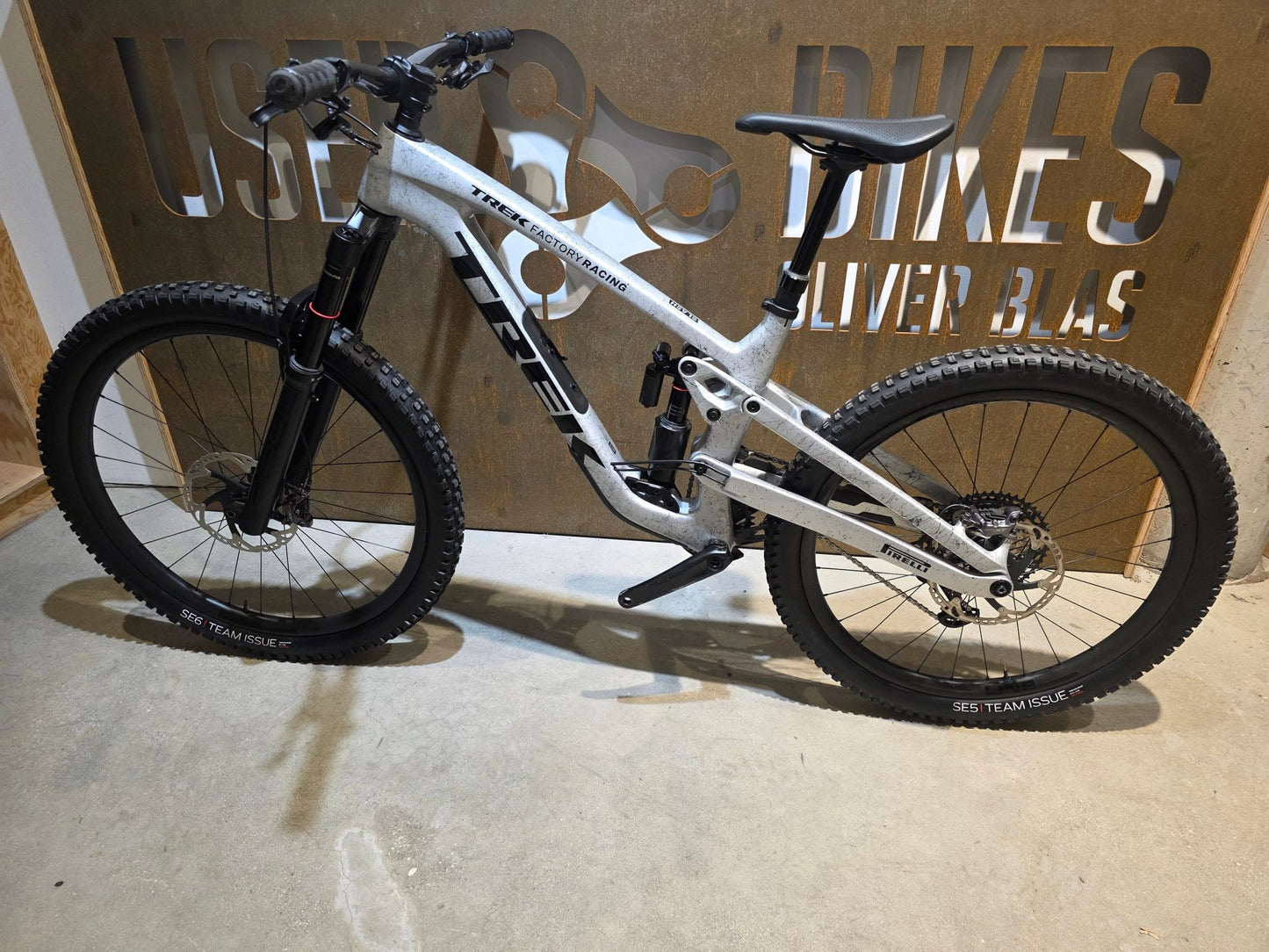 Mountainbike von Trek, TREK SLASH 9.8 XT GEN 6 / ARGENT DIZZLE / M vor USEDBIKES - OB.DE Hintergrund