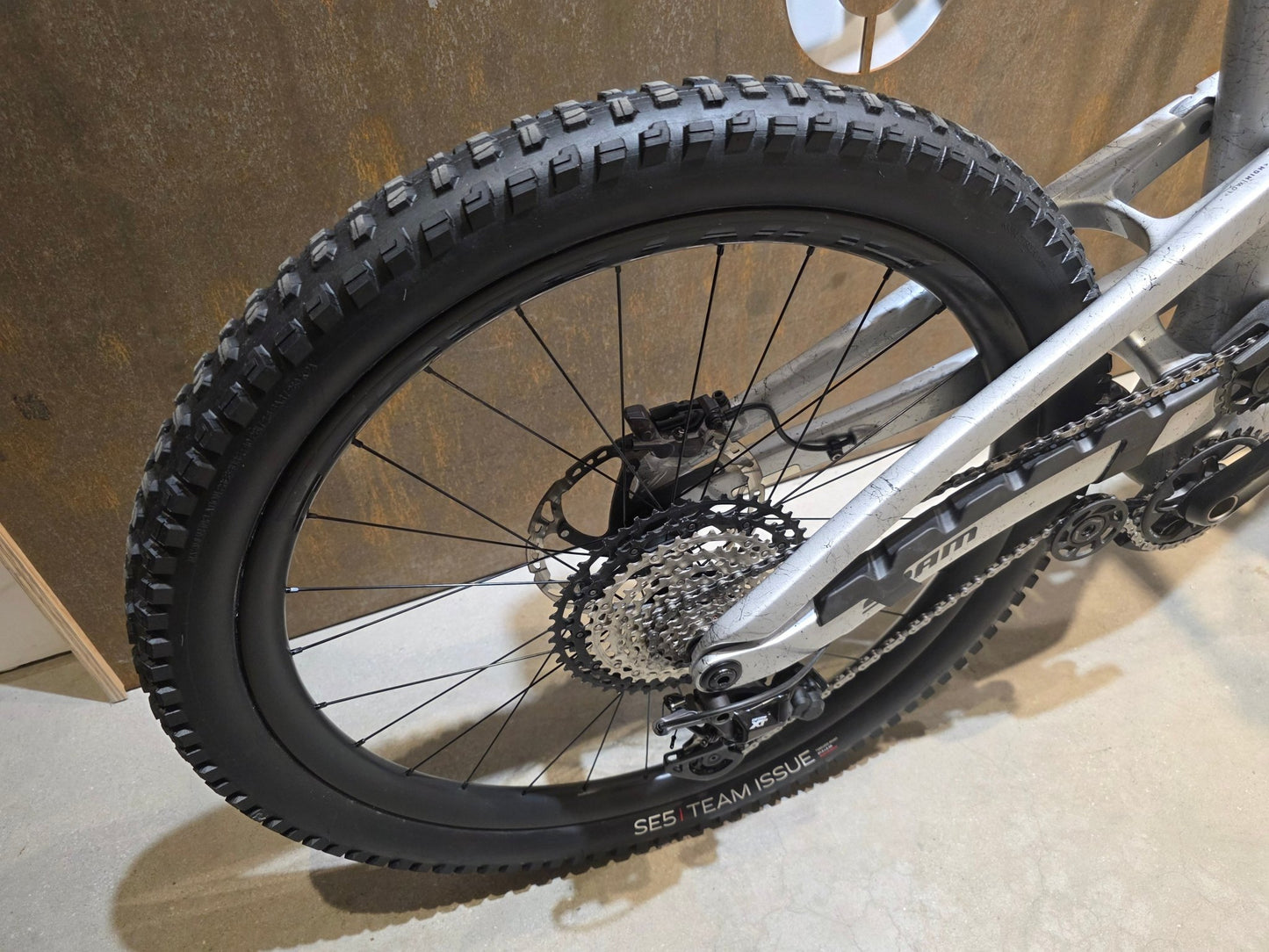 Mountainbike von Trek, TREK SLASH 9.8 XT GEN 6 / ARGENT DIZZLE / M vor USEDBIKES - OB.DE Hintergrund