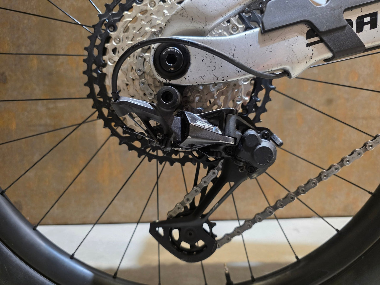 Mountainbike von Trek, TREK SLASH 9.8 XT GEN 6 / ARGENT DIZZLE / M vor USEDBIKES - OB.DE Hintergrund