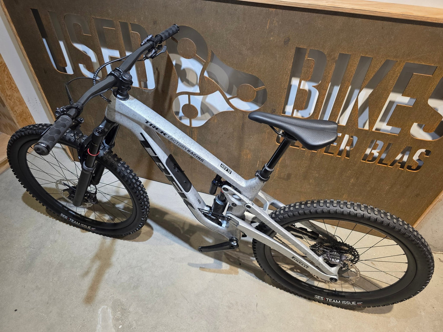Mountainbike von Trek, TREK SLASH 9.8 XT GEN 6 / ARGENT DIZZLE / M vor USEDBIKES - OB.DE Hintergrund