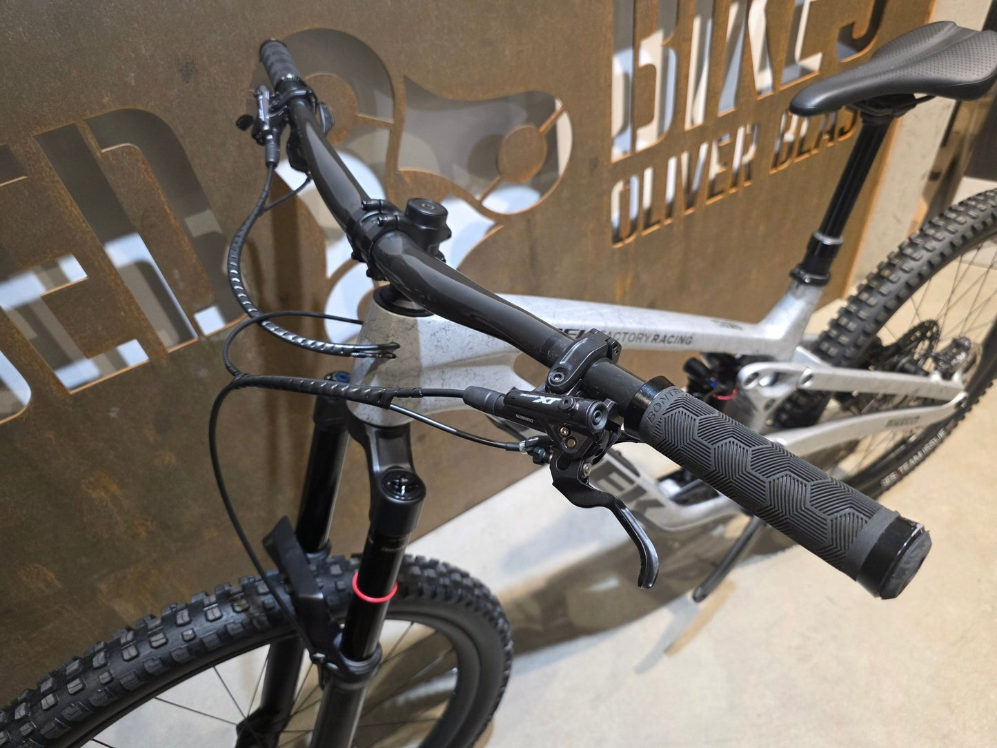 Mountainbike von Trek, TREK SLASH 9.8 XT GEN 6 / ARGENT DIZZLE / M vor USEDBIKES - OB.DE Hintergrund