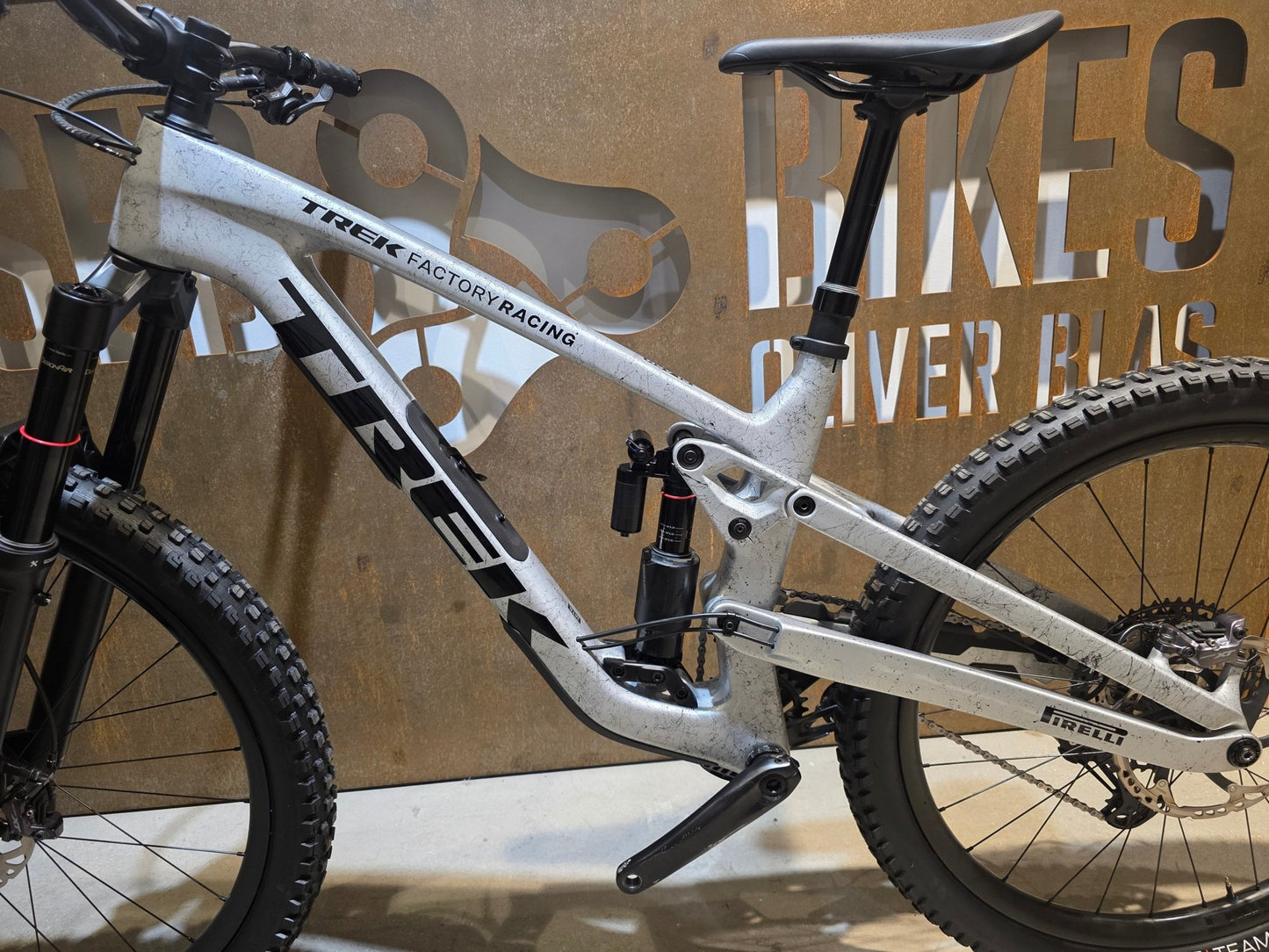 Mountainbike von Trek, TREK SLASH 9.8 XT GEN 6 / ARGENT DIZZLE / M vor USEDBIKES - OB.DE Hintergrund