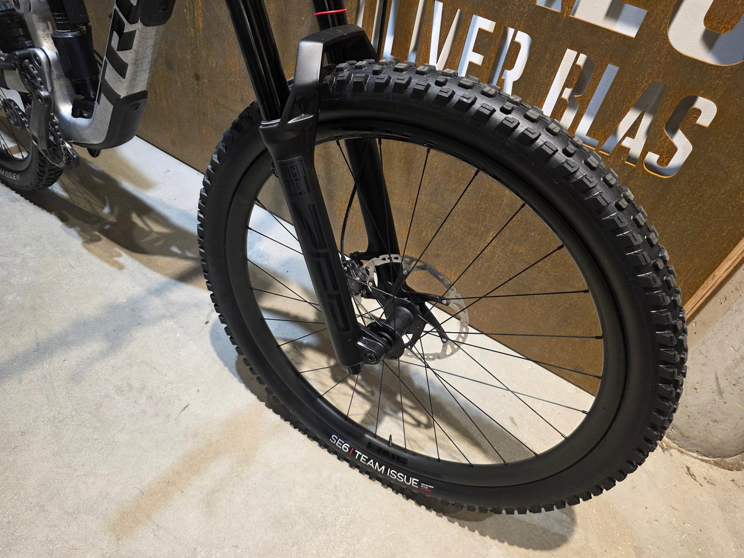 Mountainbike von Trek, TREK SLASH 9.8 XT GEN 6 / ARGENT DIZZLE / M vor USEDBIKES - OB.DE Hintergrund