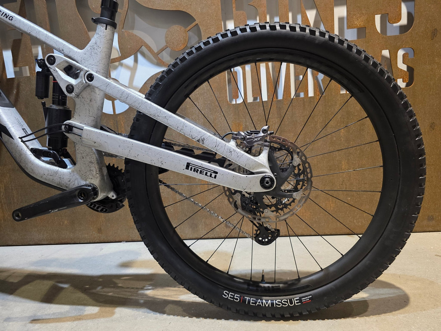 Mountainbike von Trek, TREK SLASH 9.8 XT GEN 6 / ARGENT DIZZLE / M vor USEDBIKES - OB.DE Hintergrund
