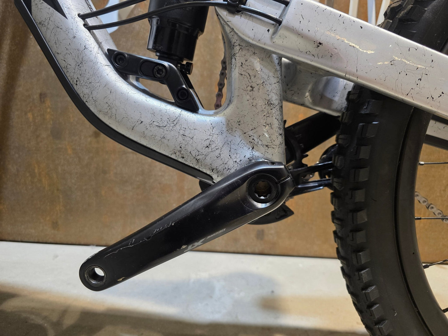 Mountainbike von Trek, TREK SLASH 9.8 XT GEN 6 / ARGENT DIZZLE / M vor USEDBIKES - OB.DE Hintergrund