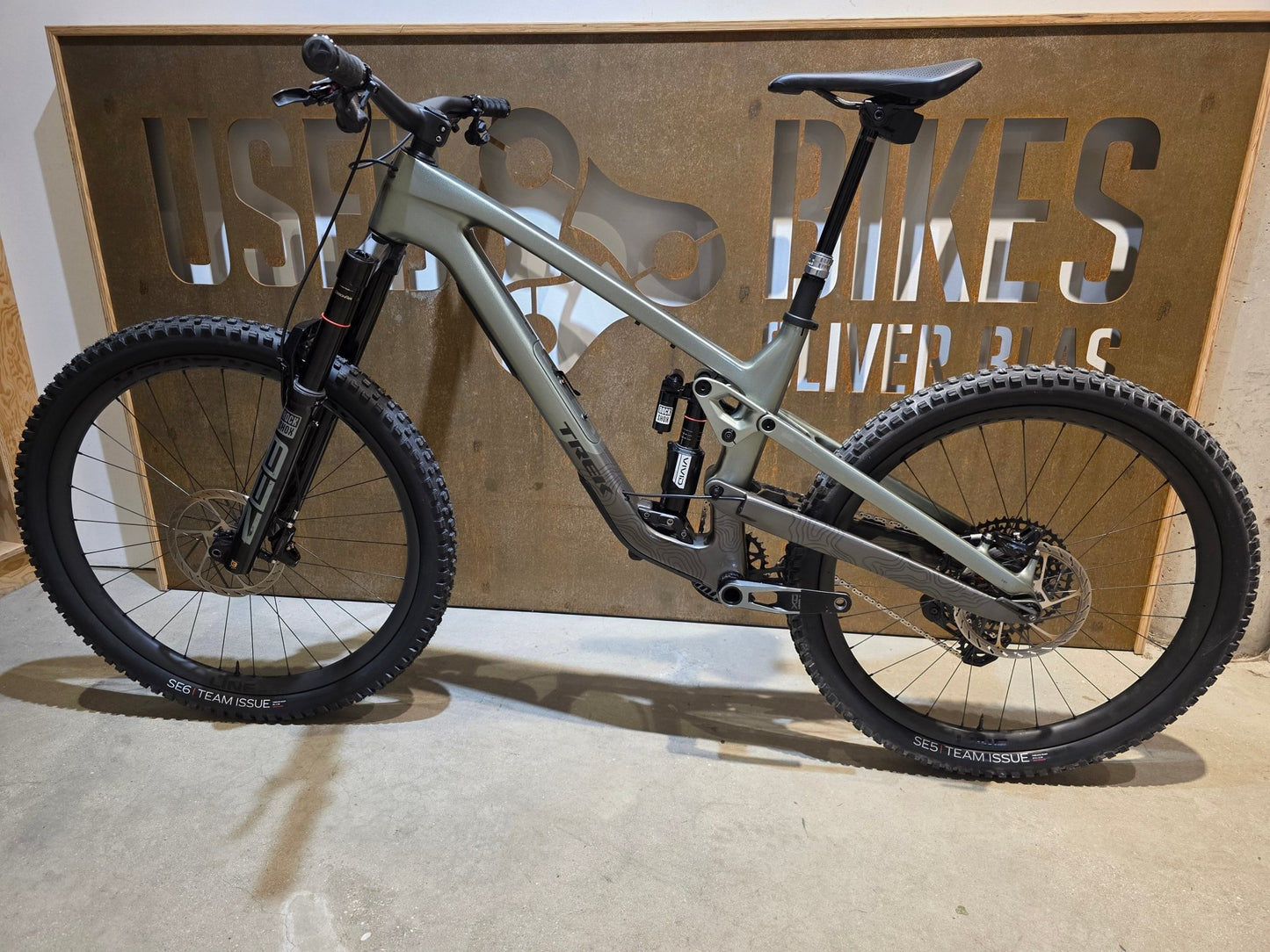 Mountainbike von Trek, TREK SLASH 9.9 AXS T - TYPE GEN 6 / LICHEN GREEN / L in variant_title vor USEDBIKES - OB.DE Hintergrund