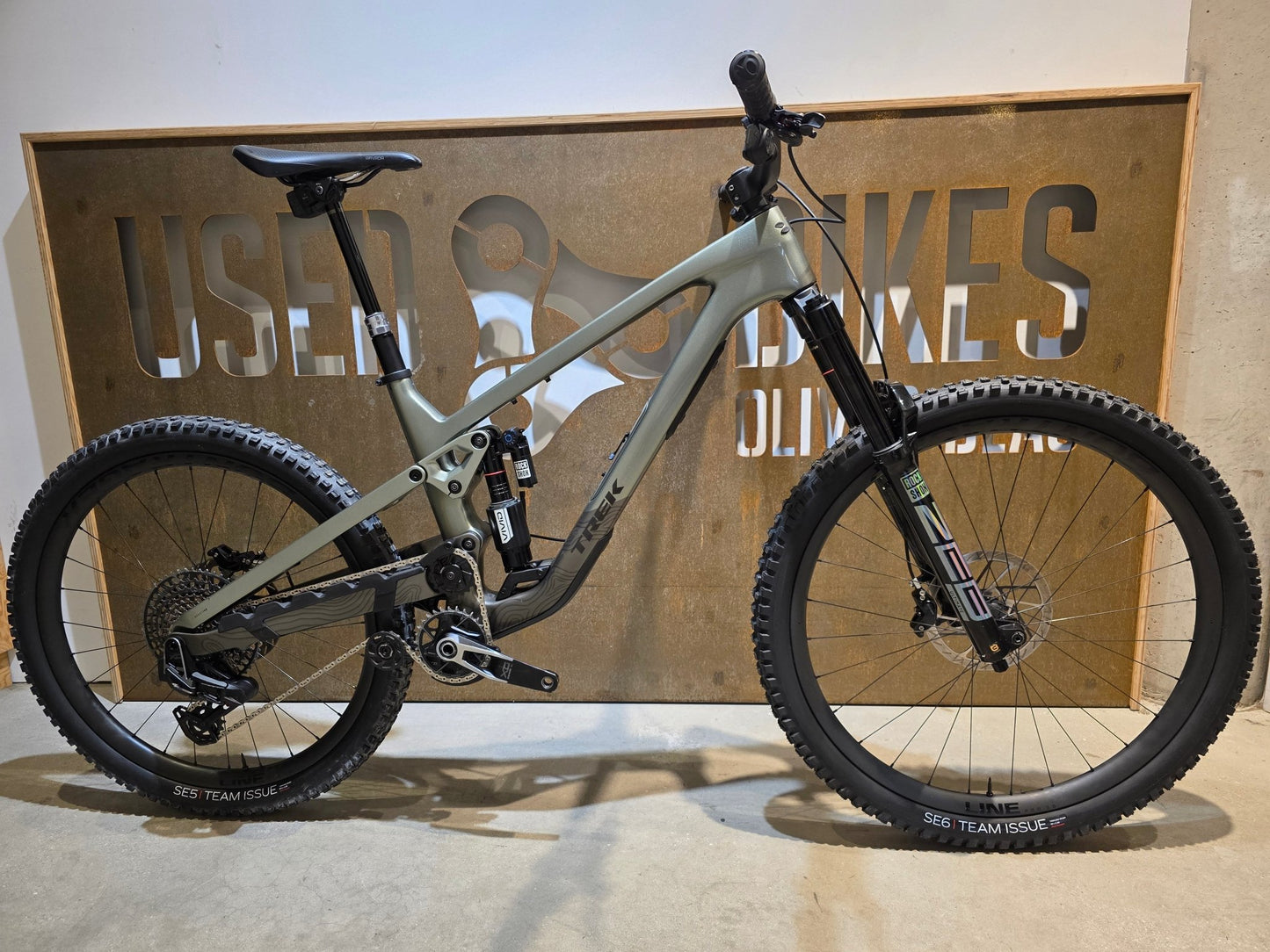Mountainbike von Trek, TREK SLASH 9.9 AXS T - TYPE GEN 6 / LICHEN GREEN / L in variant_title vor USEDBIKES - OB.DE Hintergrund