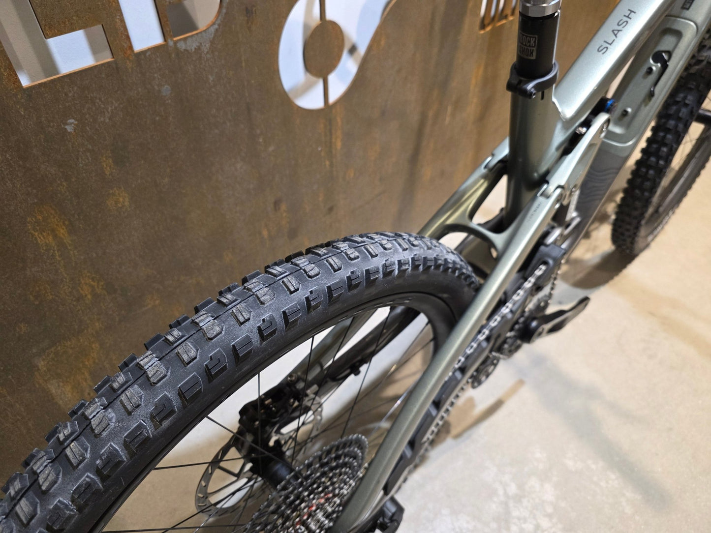 Mountainbike von Trek, TREK SLASH 9.9 AXS T - TYPE GEN 6 / LICHEN GREEN / L in variant_title vor USEDBIKES - OB.DE Hintergrund