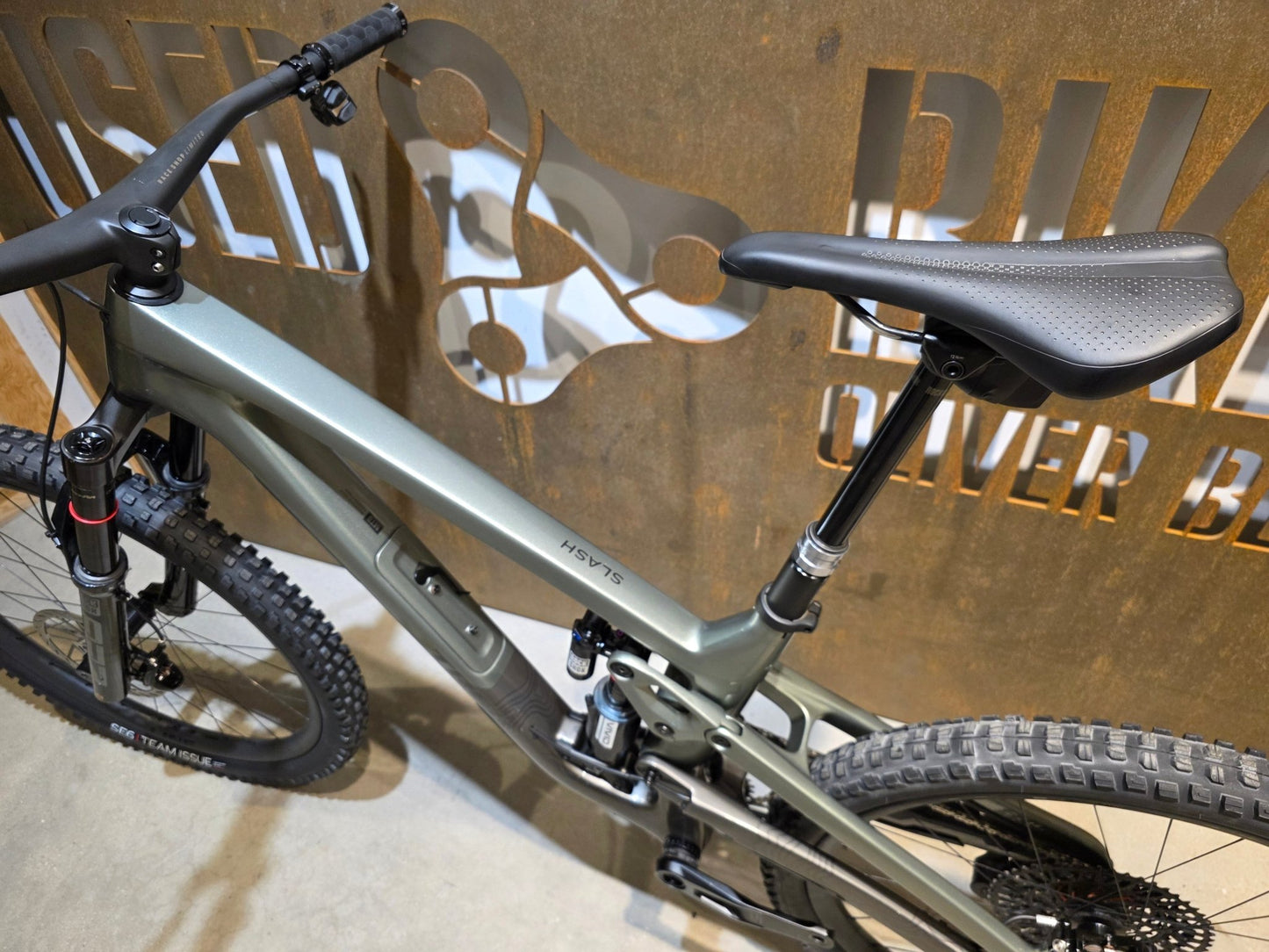 Mountainbike von Trek, TREK SLASH 9.9 AXS T - TYPE GEN 6 / LICHEN GREEN / L in variant_title vor USEDBIKES - OB.DE Hintergrund