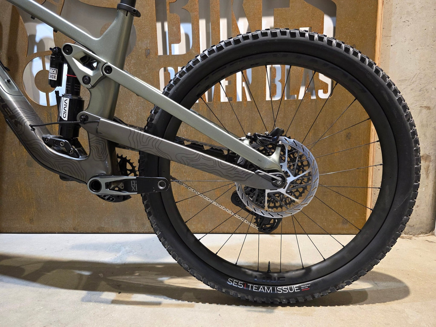 Mountainbike von Trek, TREK SLASH 9.9 AXS T - TYPE GEN 6 / LICHEN GREEN / L in variant_title vor USEDBIKES - OB.DE Hintergrund