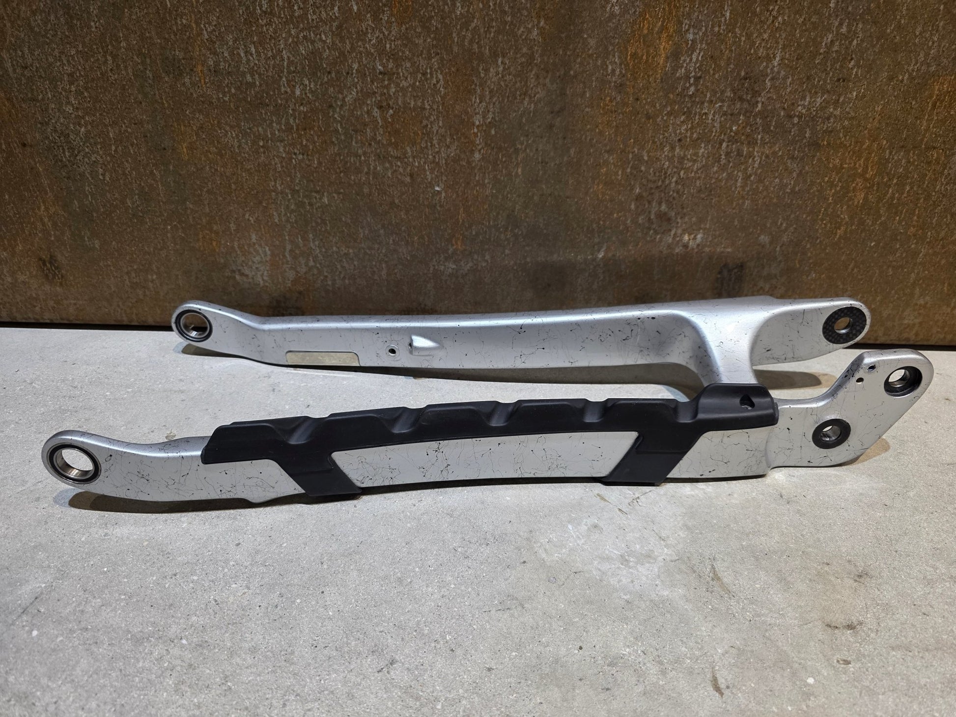 Zubehör von Trek, TREK SLASH GEN 6 CARBON KETTENSTREBE 29 HINTERBAU / 5319742 vor USEDBIKES - OB.DE Hintergrund