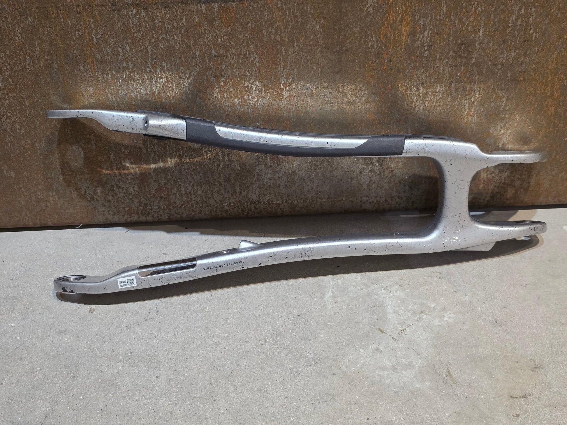 Zubehör von Trek, TREK SLASH GEN 6 CARBON KETTENSTREBE 29 HINTERBAU / 5319742 vor USEDBIKES - OB.DE Hintergrund