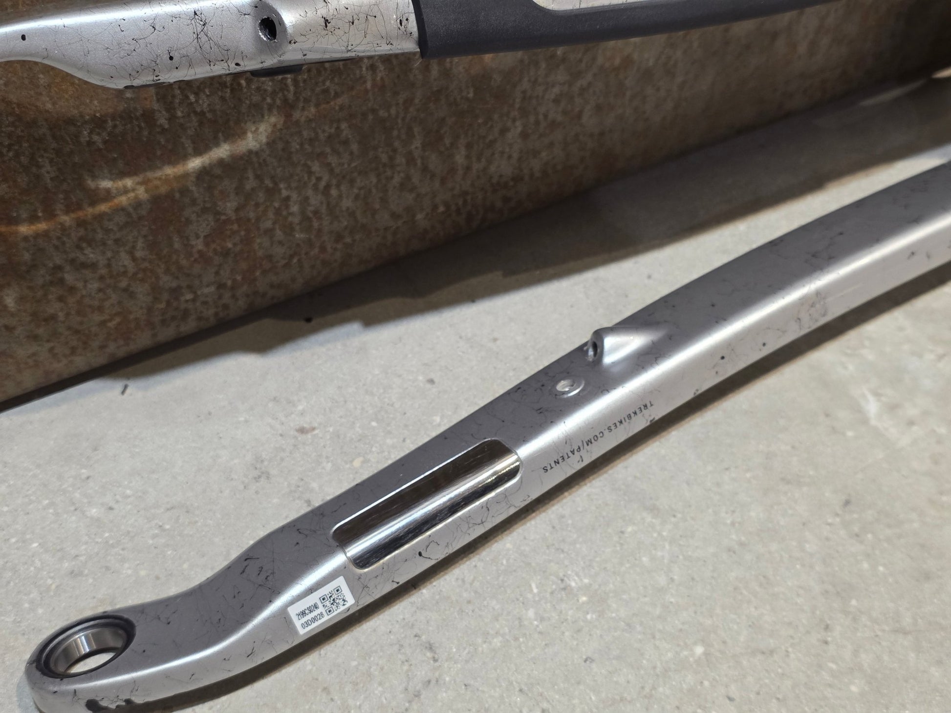 Zubehör von Trek, TREK SLASH GEN 6 CARBON KETTENSTREBE 29 HINTERBAU / 5319742 vor USEDBIKES - OB.DE Hintergrund