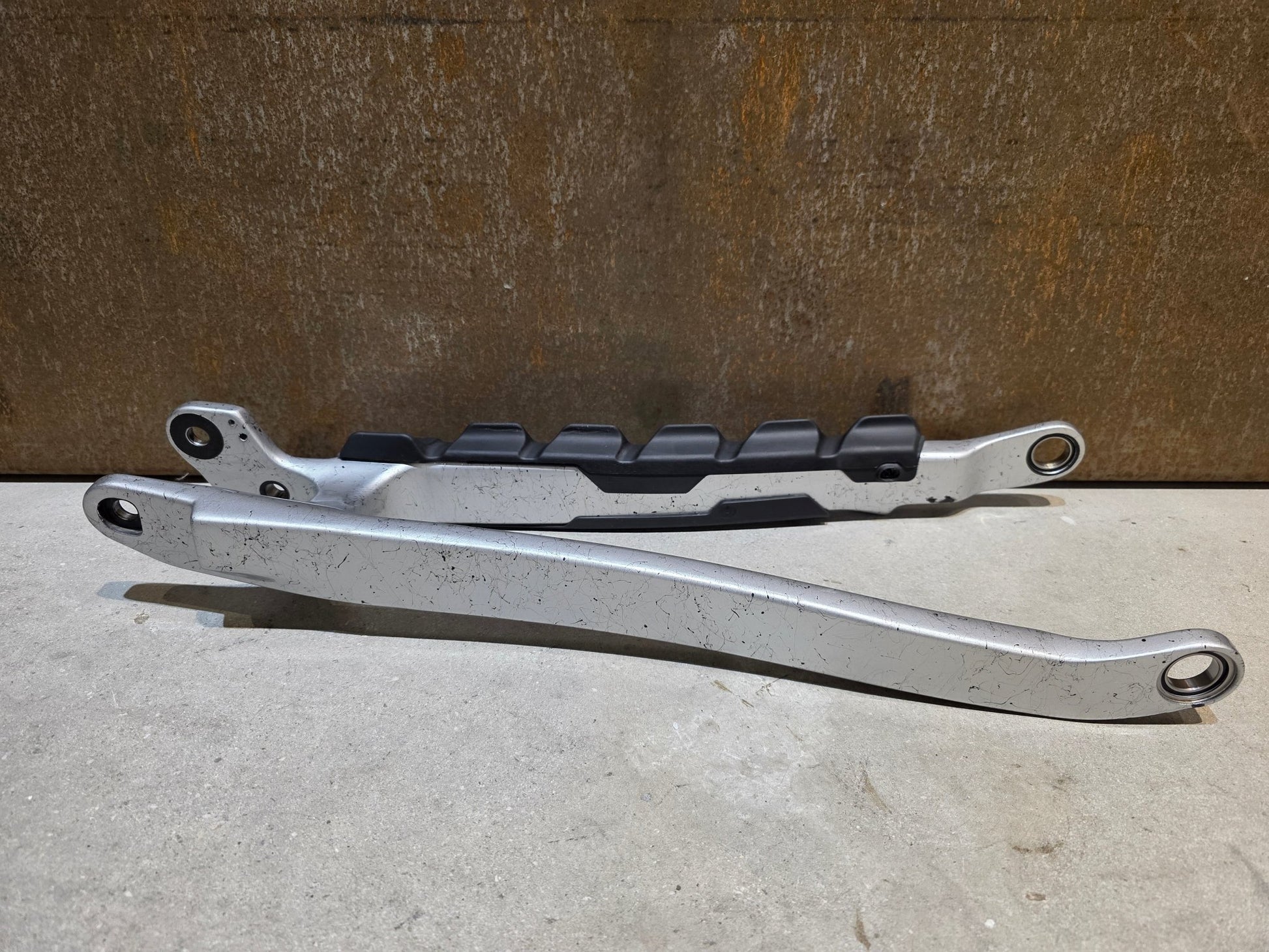 Zubehör von Trek, TREK SLASH GEN 6 CARBON KETTENSTREBE 29 HINTERBAU / 5319742 vor USEDBIKES - OB.DE Hintergrund