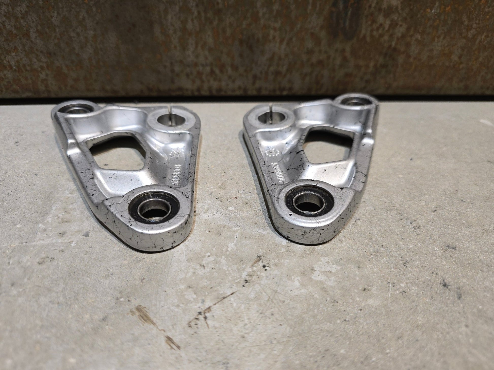 Zubehör von Trek, TREK SLASH GEN 6 CARBON ROCKER LINK 29 HINTERBAU / 5319758 in variant_title vor USEDBIKES - OB.DE Hintergrund