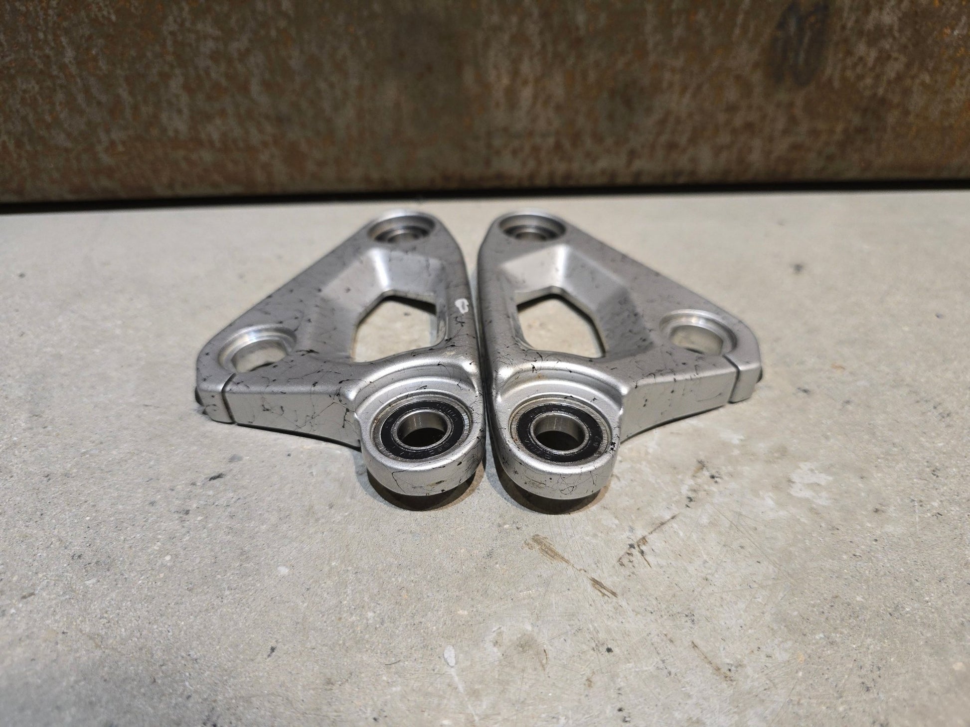 Zubehör von Trek, TREK SLASH GEN 6 CARBON ROCKER LINK 29 HINTERBAU / 5319758 in variant_title vor USEDBIKES - OB.DE Hintergrund