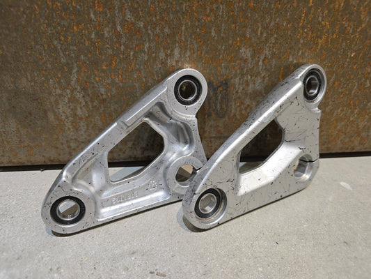 Zubehör von Trek, TREK SLASH GEN 6 CARBON ROCKER LINK 29 HINTERBAU / 5319758 in variant_title vor USEDBIKES - OB.DE Hintergrund