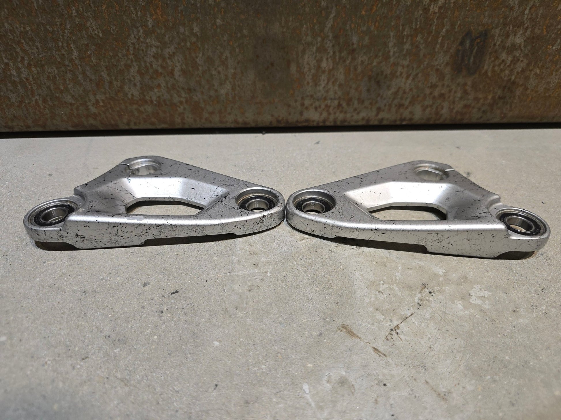 Zubehör von Trek, TREK SLASH GEN 6 CARBON ROCKER LINK 29 HINTERBAU / 5319758 in variant_title vor USEDBIKES - OB.DE Hintergrund