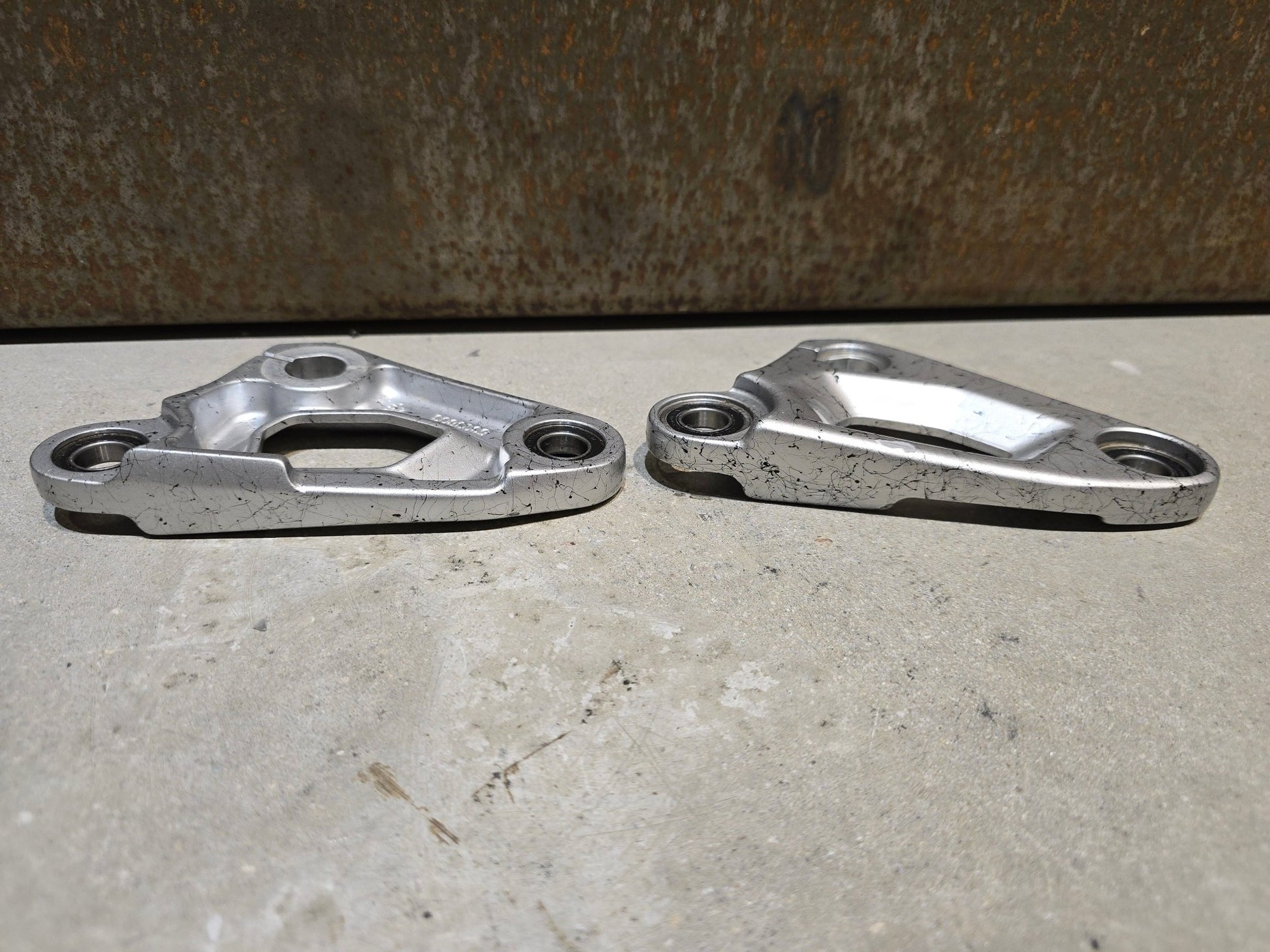 Zubehör von Trek, TREK SLASH GEN 6 CARBON ROCKER LINK 29 HINTERBAU / 5319758 in variant_title vor USEDBIKES - OB.DE Hintergrund