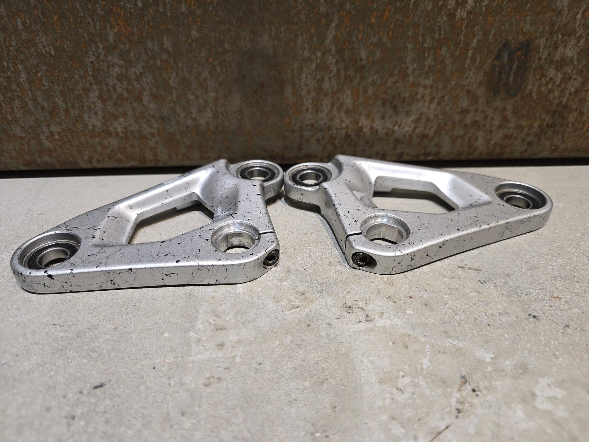 Zubehör von Trek, TREK SLASH GEN 6 CARBON ROCKER LINK 29 HINTERBAU / 5319758 in variant_title vor USEDBIKES - OB.DE Hintergrund