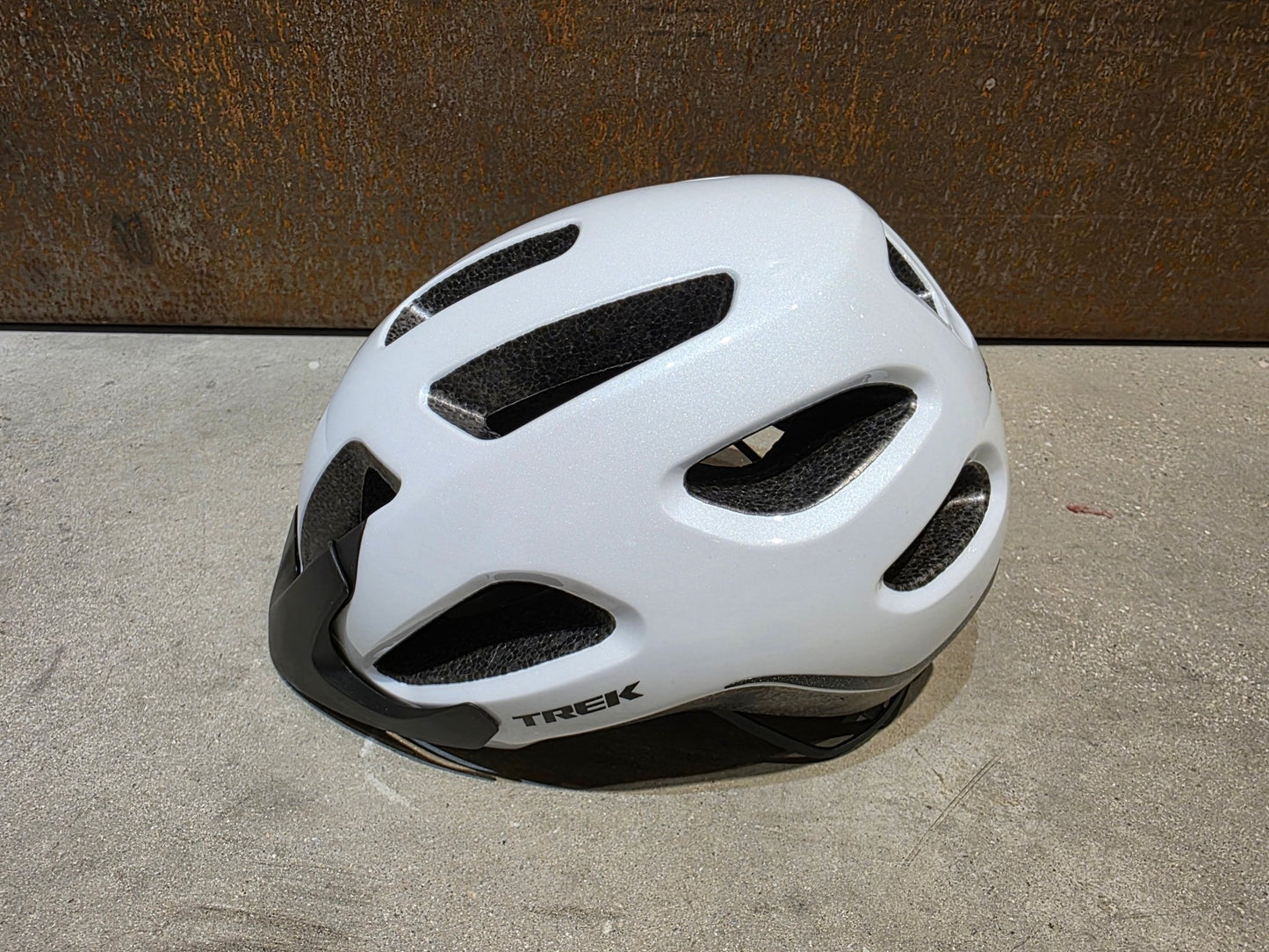 Helme von Trek, TREK SOLSTICE FAHRRADHELM / CRYSTAL WHITE vor USEDBIKES - OB.DE Hintergrund