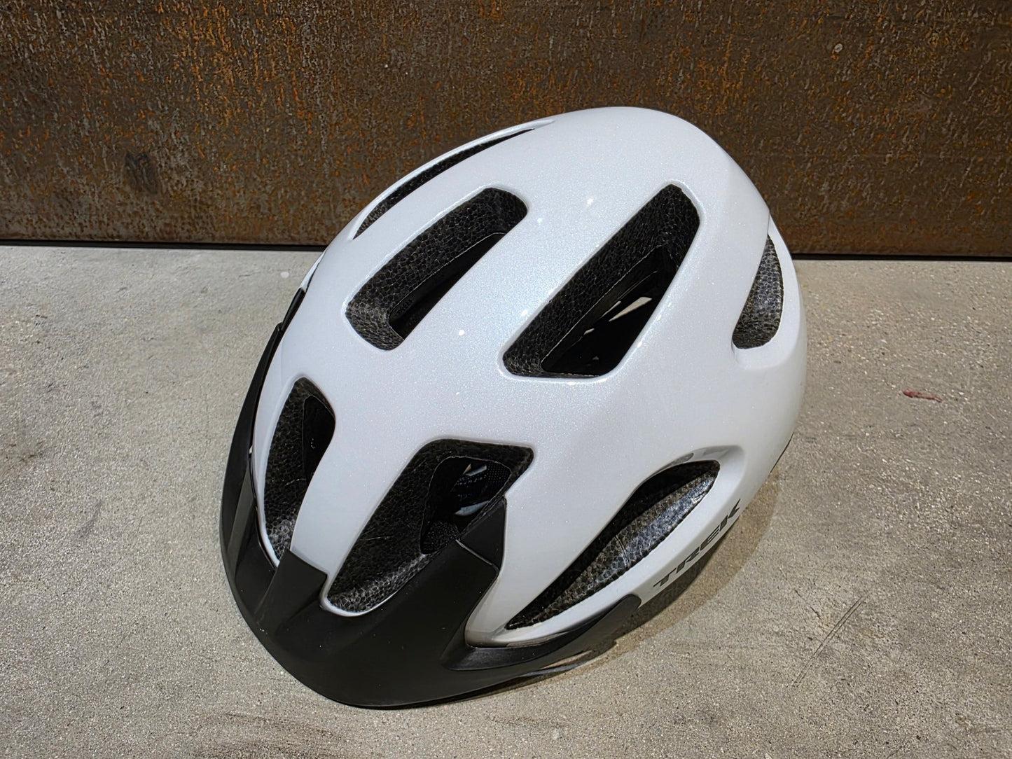 Helme von Trek, TREK SOLSTICE FAHRRADHELM / CRYSTAL WHITE vor USEDBIKES - OB.DE Hintergrund
