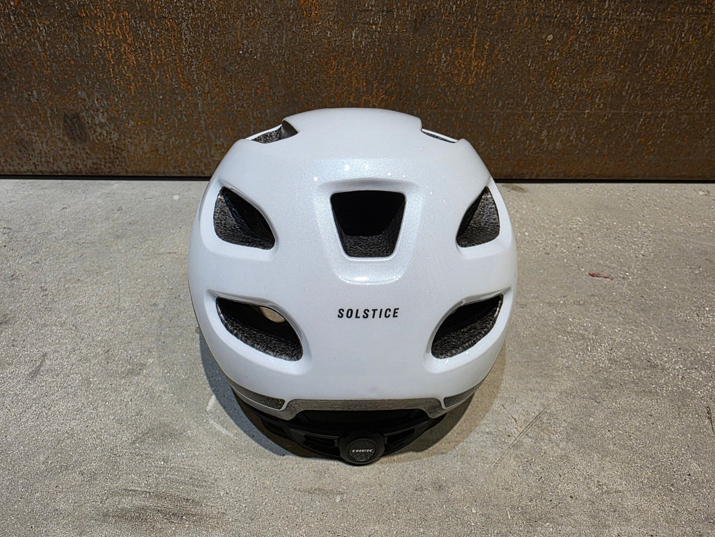 Helme von Trek, TREK SOLSTICE FAHRRADHELM / CRYSTAL WHITE vor USEDBIKES - OB.DE Hintergrund