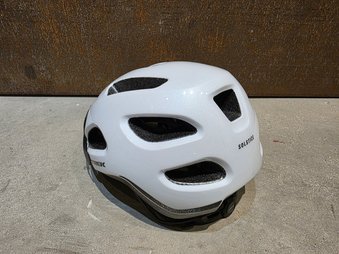 Helme von Trek, TREK SOLSTICE FAHRRADHELM / CRYSTAL WHITE vor USEDBIKES - OB.DE Hintergrund
