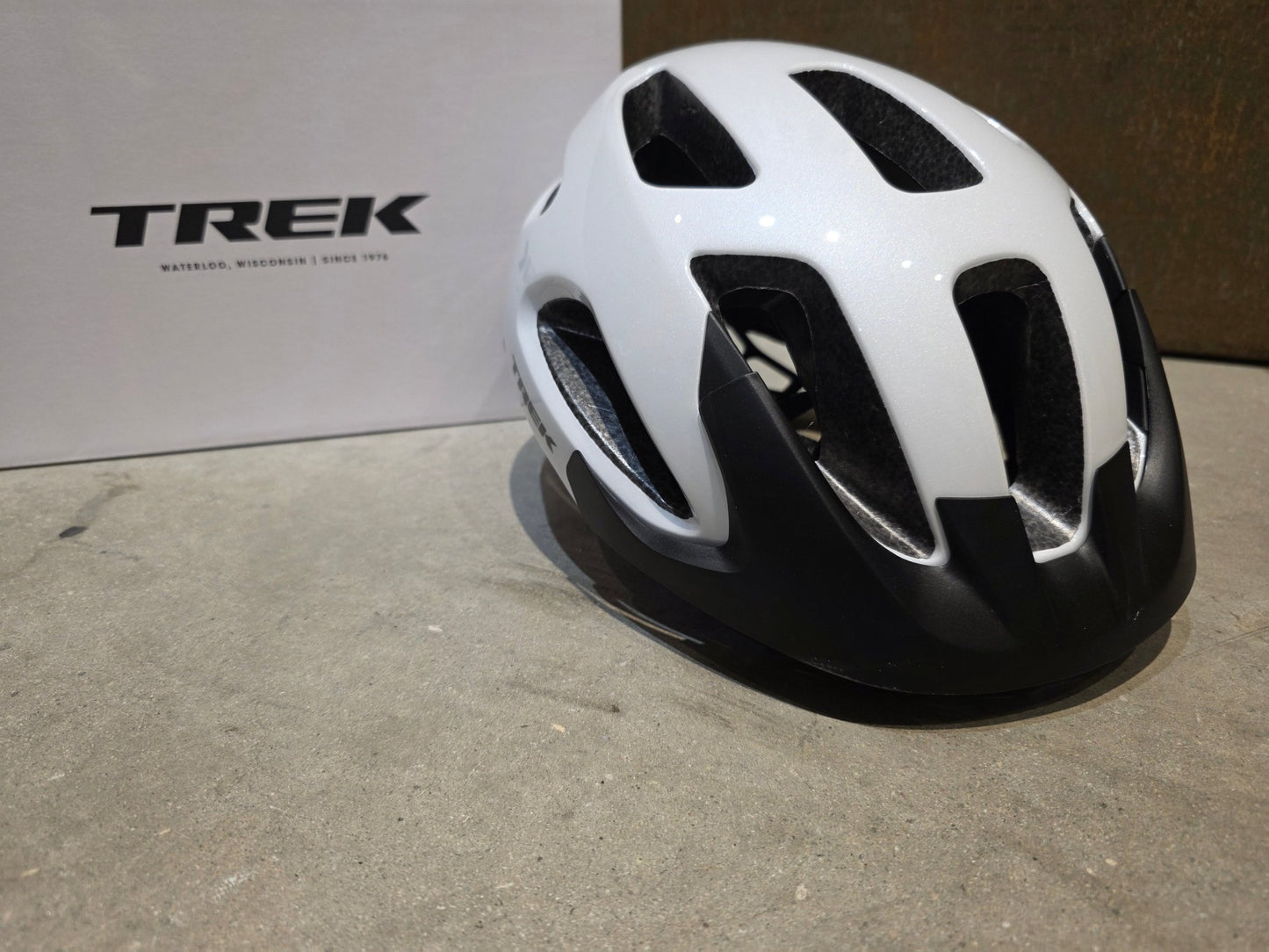 Helme von Trek, TREK SOLSTICE FAHRRADHELM / CRYSTAL WHITE vor USEDBIKES - OB.DE Hintergrund