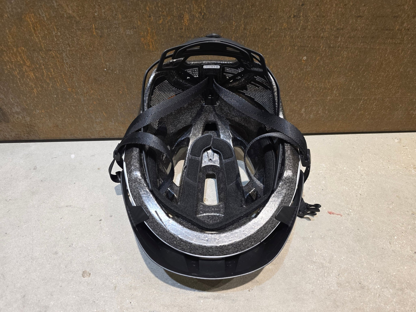 Helme von Trek, TREK SOLSTICE FAHRRADHELM / CRYSTAL WHITE vor USEDBIKES - OB.DE Hintergrund