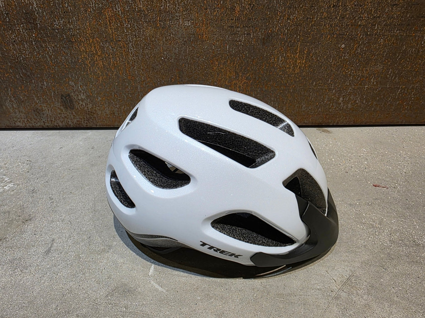 Helme von Trek, TREK SOLSTICE FAHRRADHELM / CRYSTAL WHITE vor USEDBIKES - OB.DE Hintergrund