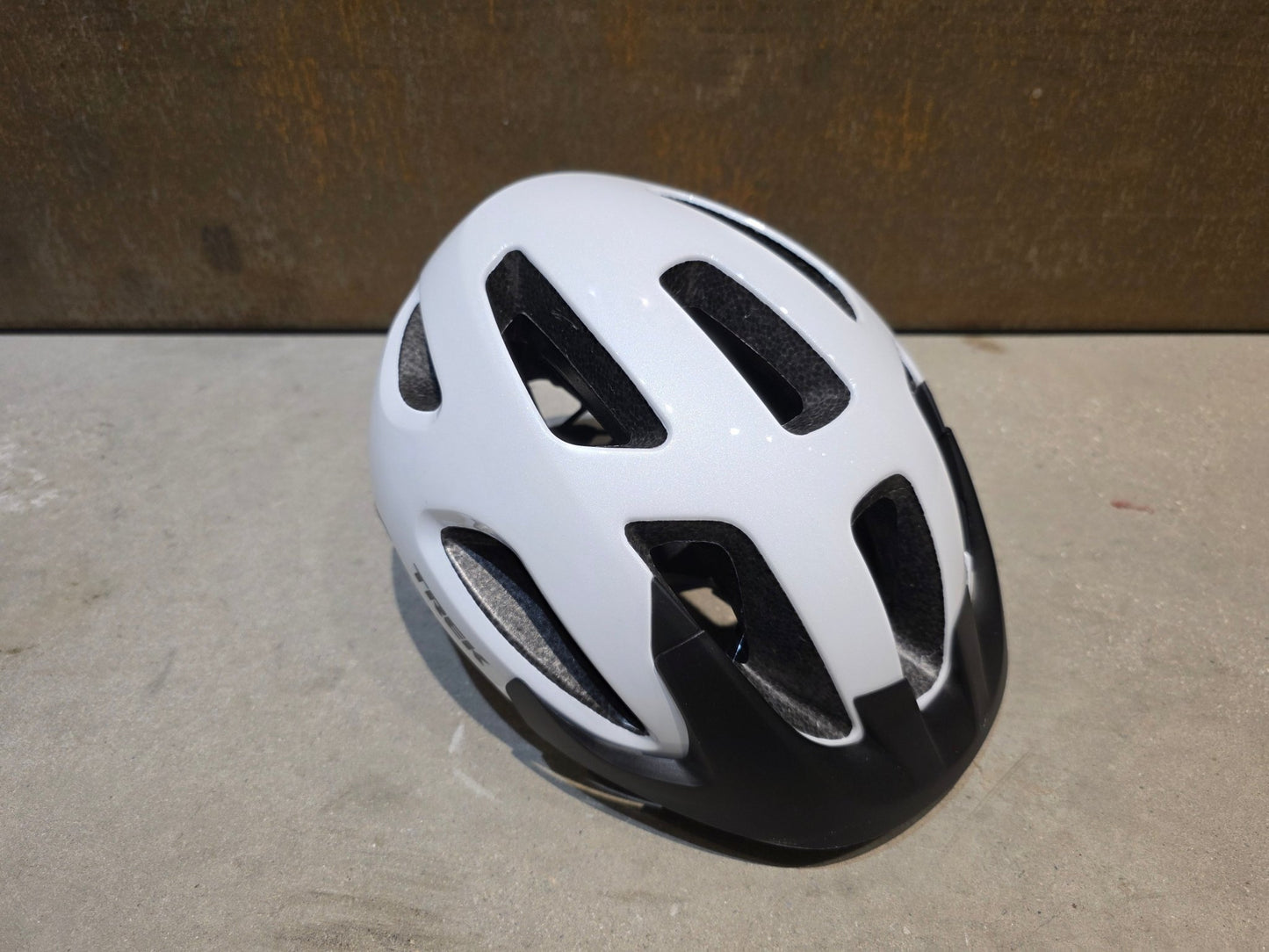 Helme von Trek, TREK SOLSTICE FAHRRADHELM / CRYSTAL WHITE vor USEDBIKES - OB.DE Hintergrund