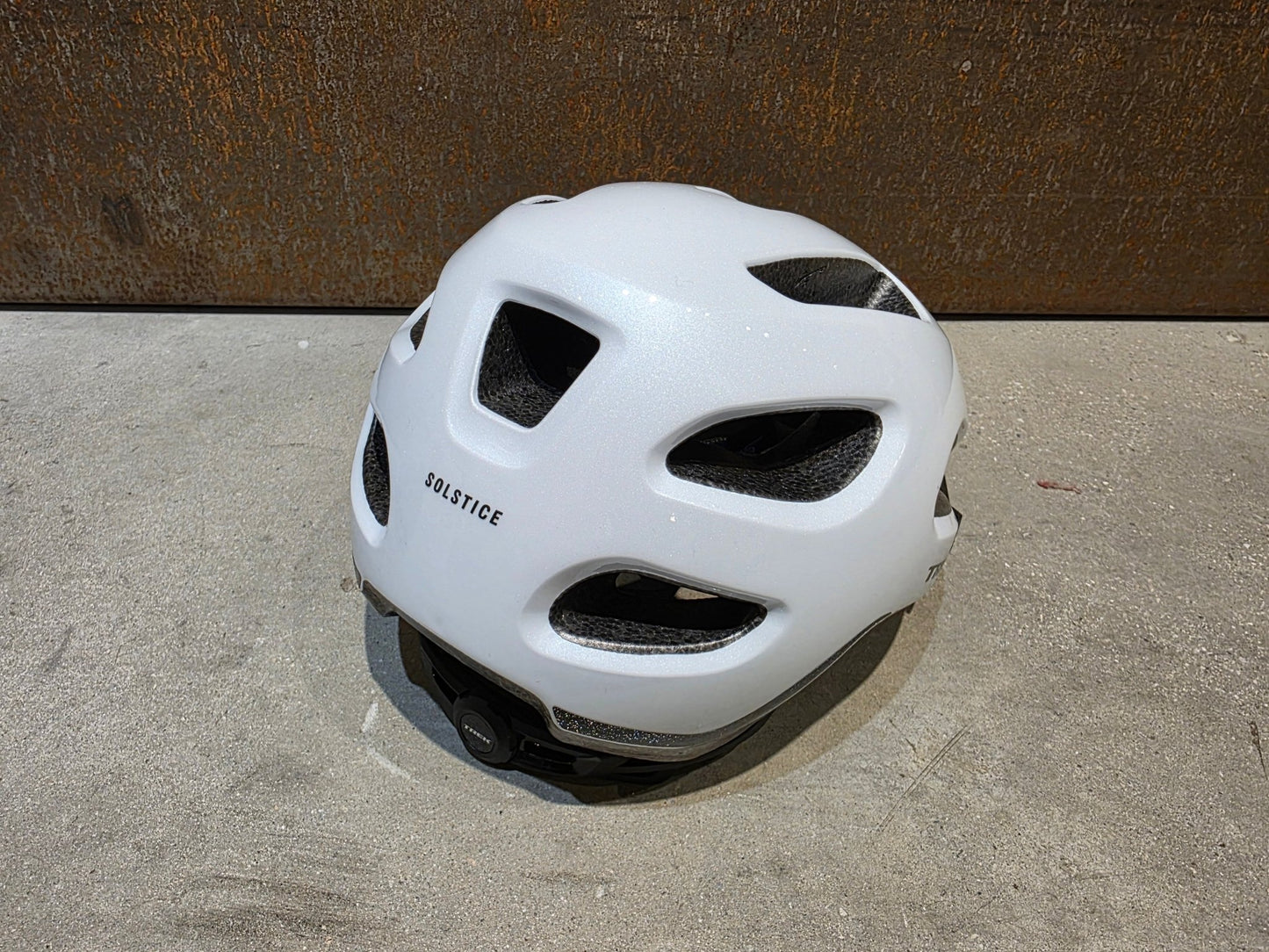 Helme von Trek, TREK SOLSTICE FAHRRADHELM / CRYSTAL WHITE vor USEDBIKES - OB.DE Hintergrund