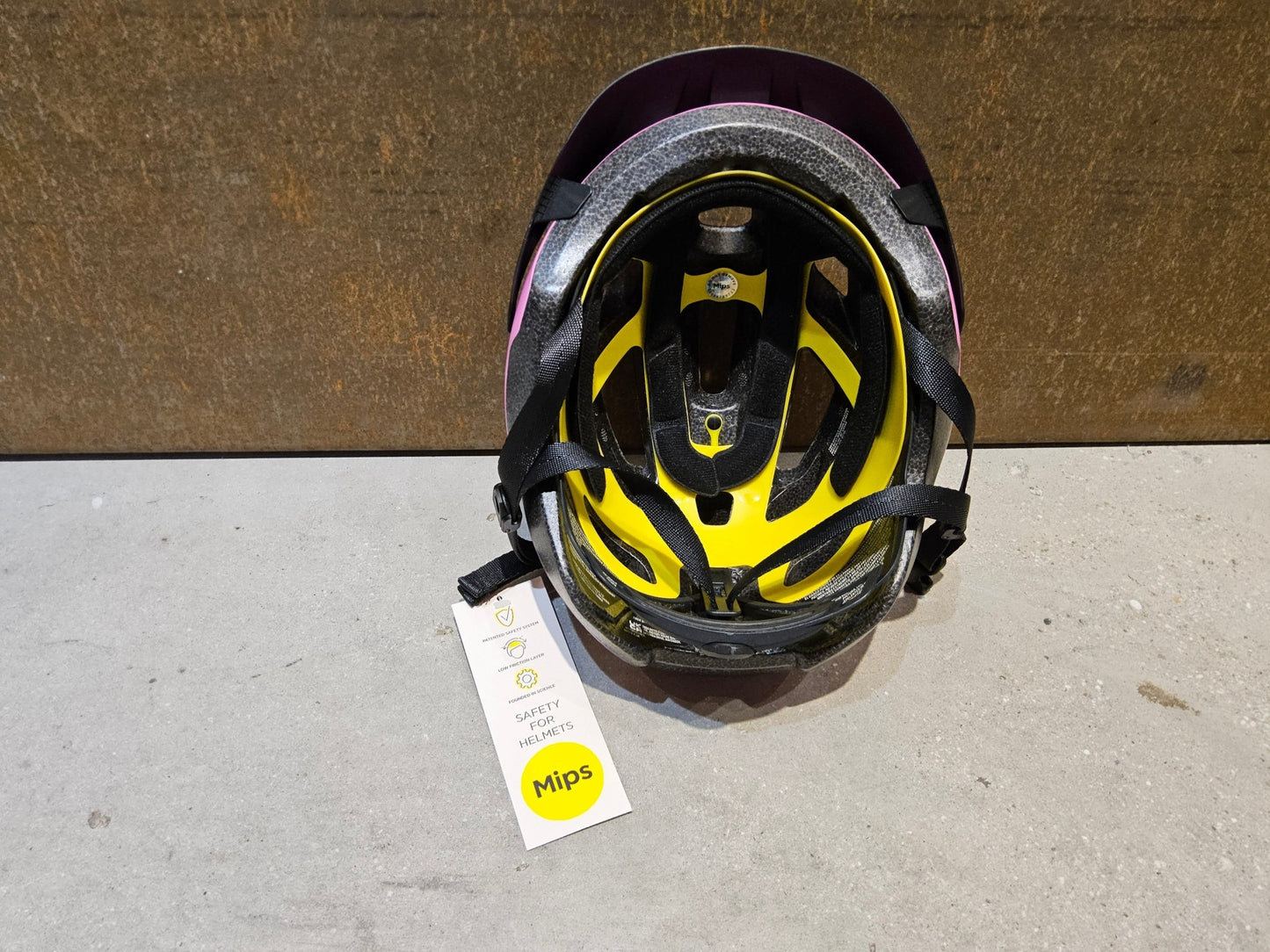 Helme von Trek, TREK SOLSTICE MIPS FAHRRADHELM / PINK FROSTING vor USEDBIKES - OB.DE Hintergrund