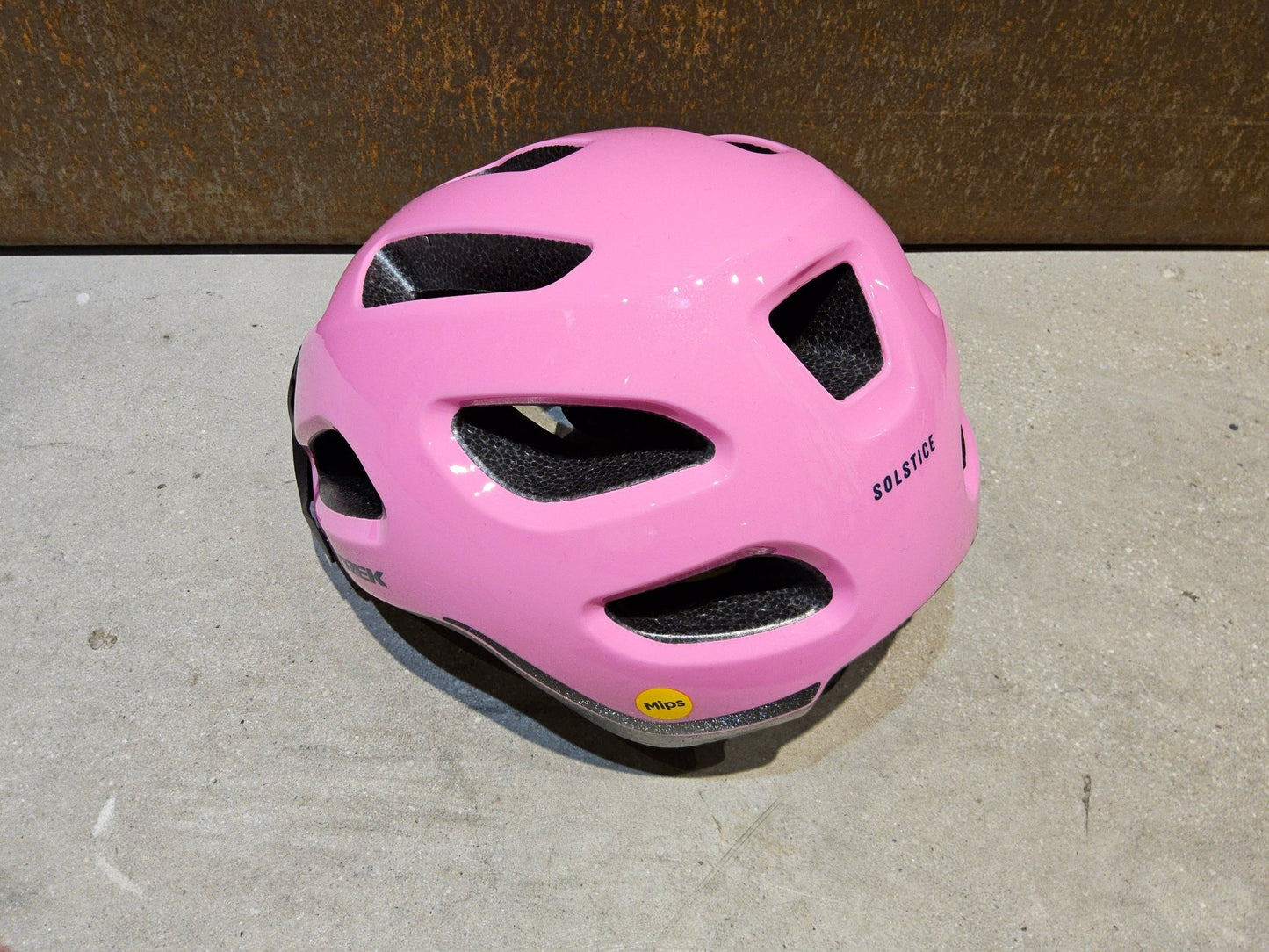 Helme von Trek, TREK SOLSTICE MIPS FAHRRADHELM / PINK FROSTING vor USEDBIKES - OB.DE Hintergrund