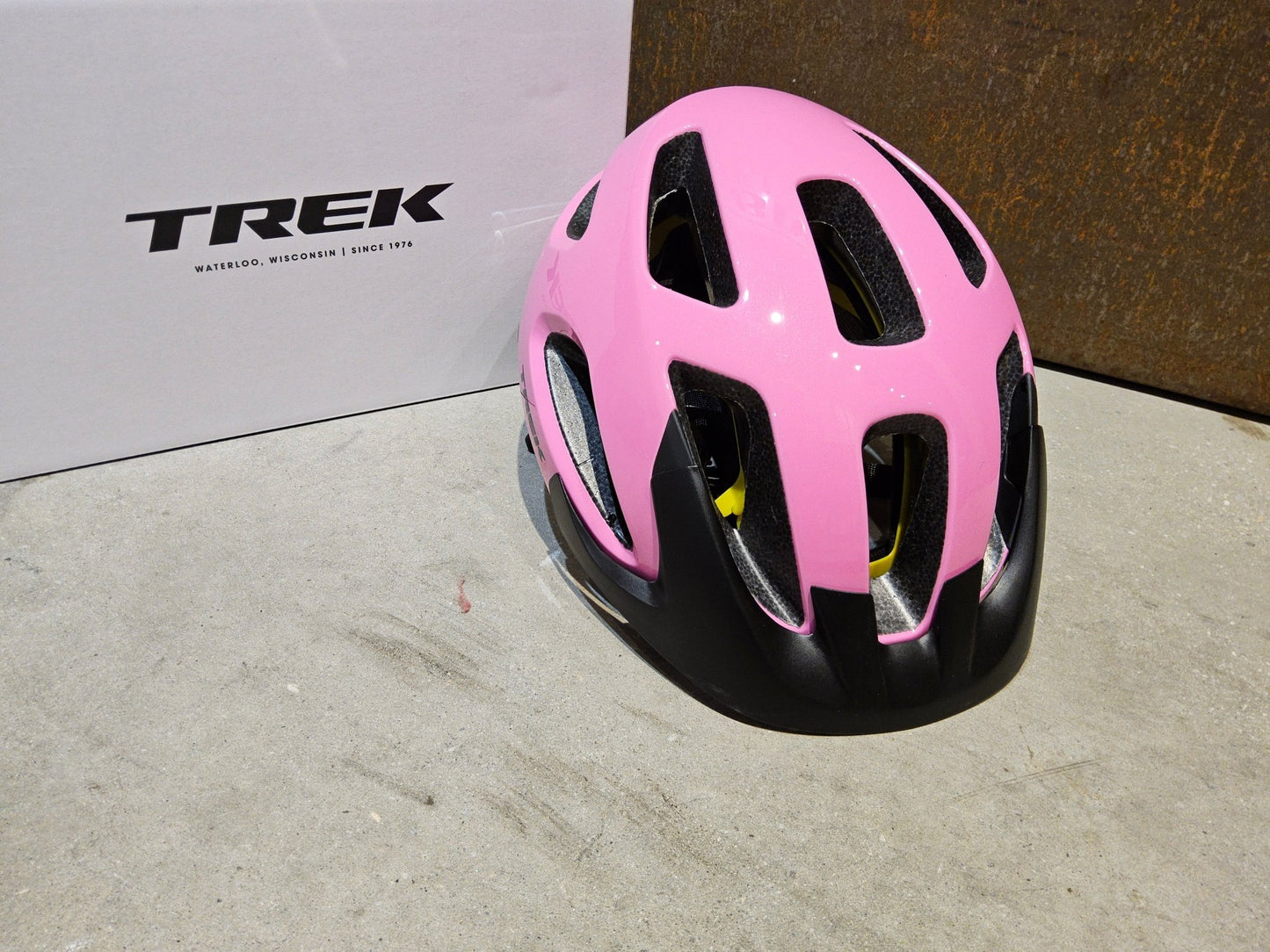 Helme von Trek, TREK SOLSTICE MIPS FAHRRADHELM / PINK FROSTING vor USEDBIKES - OB.DE Hintergrund