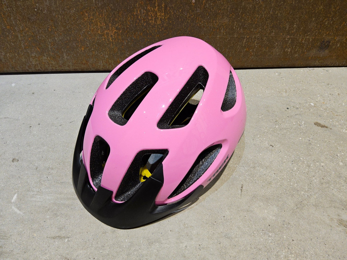 Helme von Trek, TREK SOLSTICE MIPS FAHRRADHELM / PINK FROSTING vor USEDBIKES - OB.DE Hintergrund