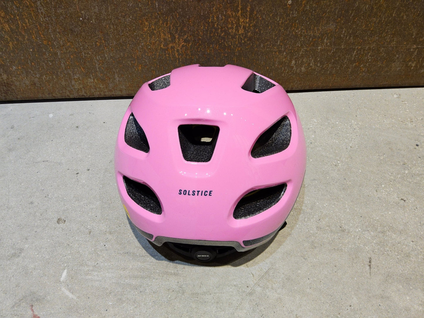 Helme von Trek, TREK SOLSTICE MIPS FAHRRADHELM / PINK FROSTING vor USEDBIKES - OB.DE Hintergrund