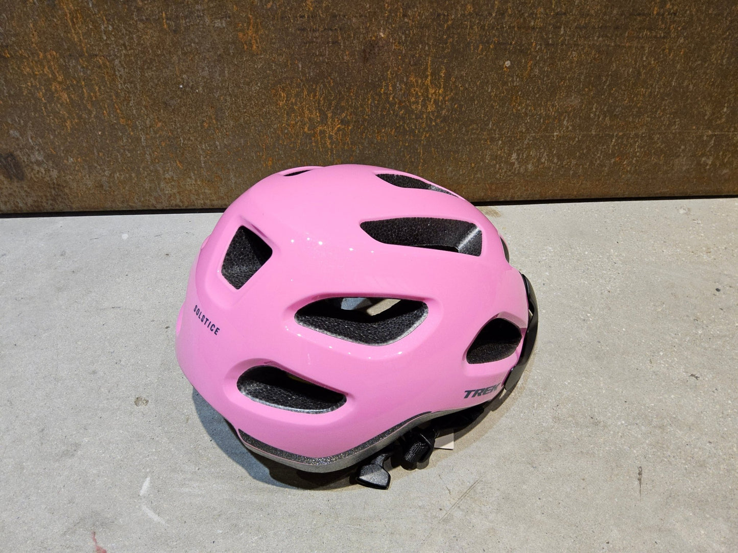 Helme von Trek, TREK SOLSTICE MIPS FAHRRADHELM / PINK FROSTING vor USEDBIKES - OB.DE Hintergrund