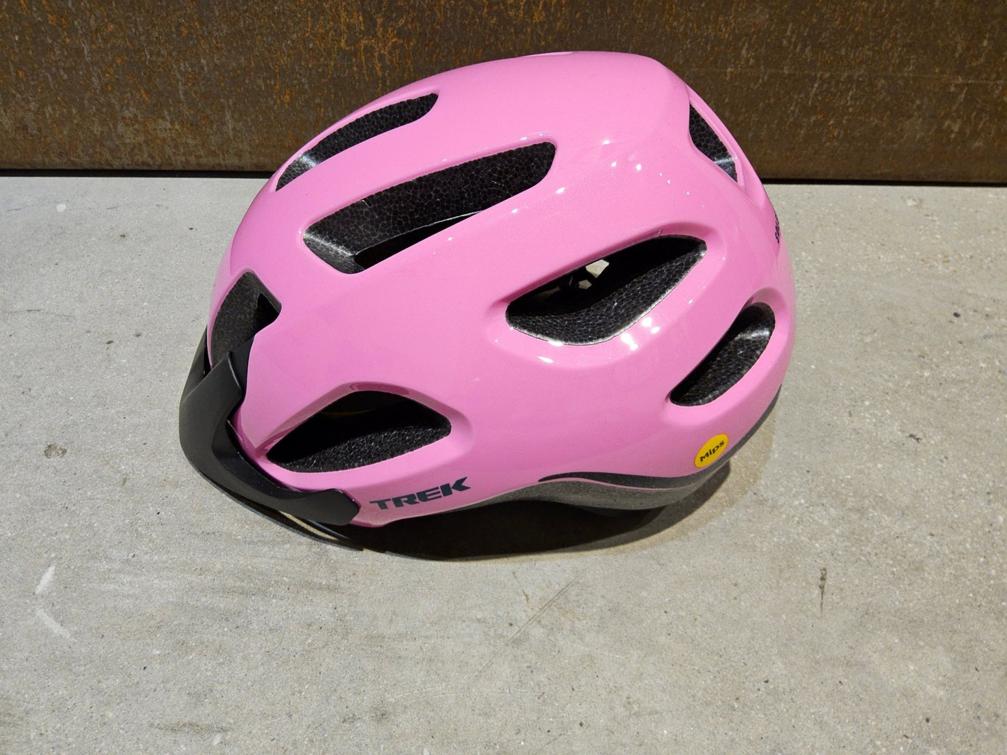 Helme von Trek, TREK SOLSTICE MIPS FAHRRADHELM / PINK FROSTING vor USEDBIKES - OB.DE Hintergrund