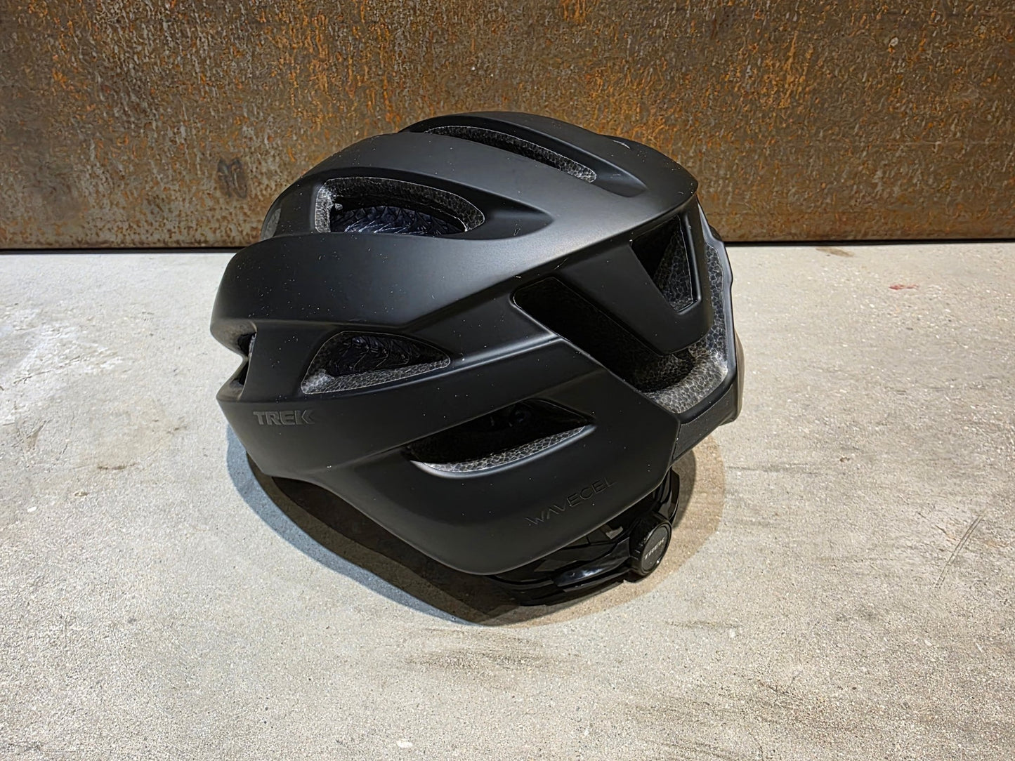 Helme von Trek, TREK STARVOS WAVECEL FAHRRADHELM / BLACK MATTE vor USEDBIKES - OB.DE Hintergrund